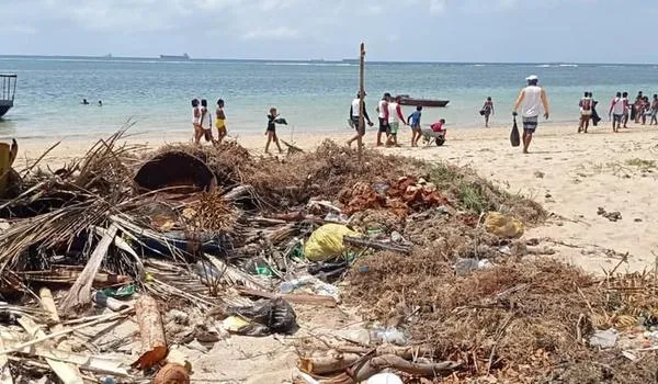  Grupo se mobiliza para retirada de lixo do mar e promove primeiro evento Praias Limpas Ilha de Itaparica