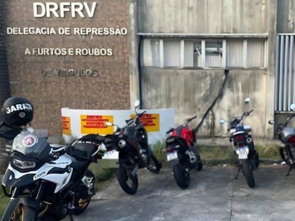 As motos foram localizados no desmanche após buscas motivadas por uma denúncia de moto roubada na região. Foto: Divulgação/PMBA