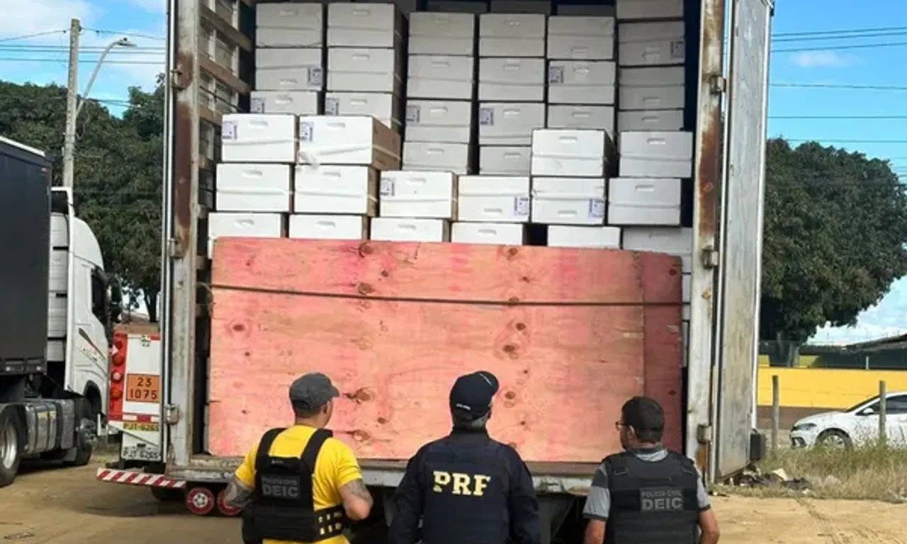 Carga de ar-condicionados avaliada em R$ 600 mil foi encontrada em um terreno baldio em Vit&oacute;ria da Conquista. Foto: Ascom/PCBA