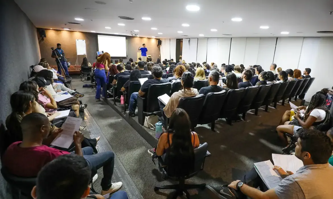 Dos mais de 2 milhões de inscritos no CNU 2024, apenas 970.037 compareceram. Foto: Joel Rodrigues / Agência Brasil