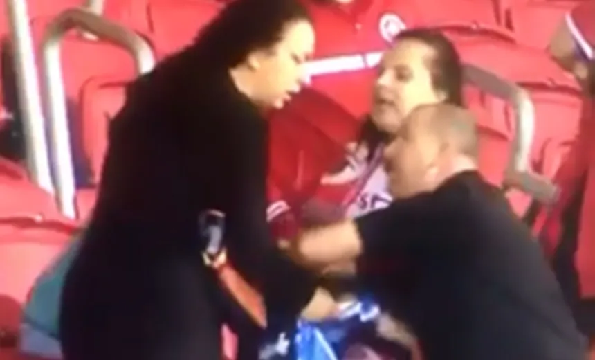 Torcedora do Grêmio é agredida na frente do filho após Gre-Nal; veja vídeo 