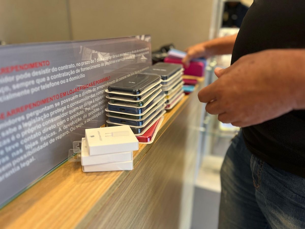 Operação em shoppings de Salvador apreende celulares e acessórios ilegais. Foto: Codecon