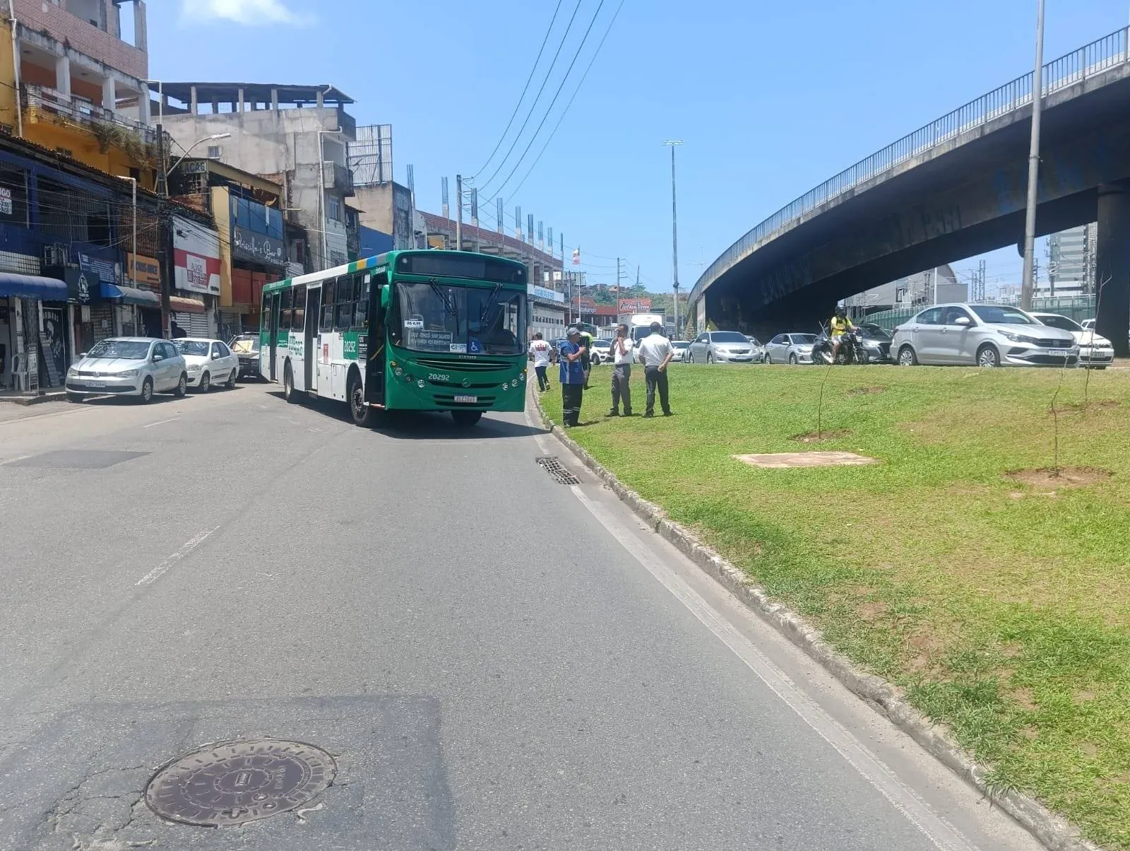Em protesto na Av. Tancredo Neves, ex-funcionários da CSN atravessam ônibus na via