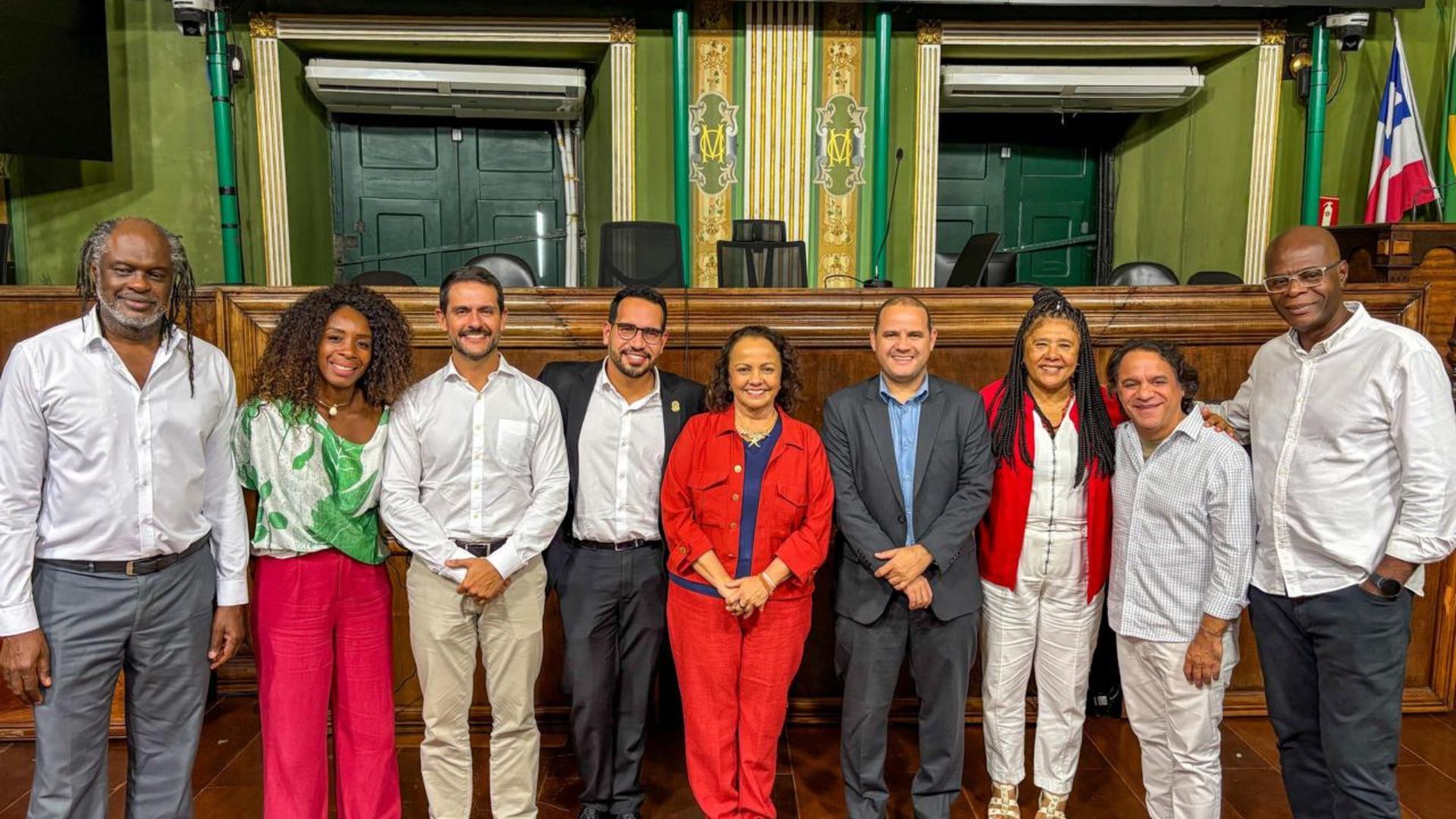 11 vereadores votaram contra entrega do t&iacute;tulo de cidad&atilde;o soteropolitano para Fl&aacute;vio Bolsonaro; veja quem