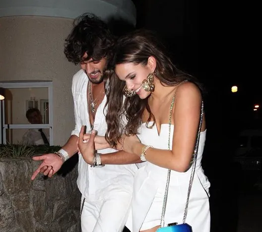 Bruna Marquezine é flagrada ao lado de  Marlon Teixeira em aeroporto