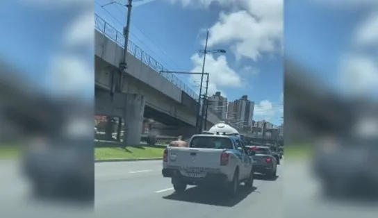 Advogado aciona a PM por não concordar que preso fosse transportado em caçamba de viatura sem capota em Salvador