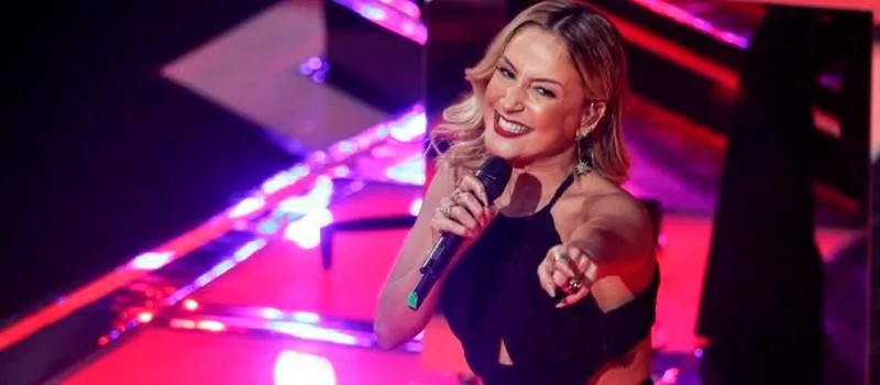 “ME LIBERA, NEGA”: Cláudia Leitte canta hit baiano em programa nacional e internet vem abaixo