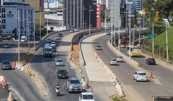 Caminhão cai em vala na Avenida ACM após motorista perder o controle ao desviar de buraco