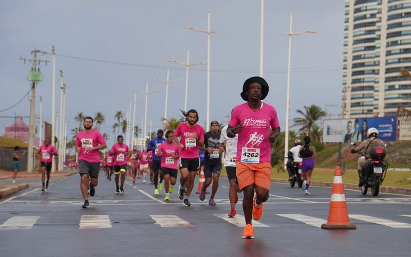 A Orla da Boca do Rio recebe a 28ª Corrida dos Bancários. A prova terá percursos de 5 km e 10 km, além de categoria PCD nos 5 km, e as inscrições incluem a doação de 1 kg de alimento/Foto: Sindicato dos Bancários