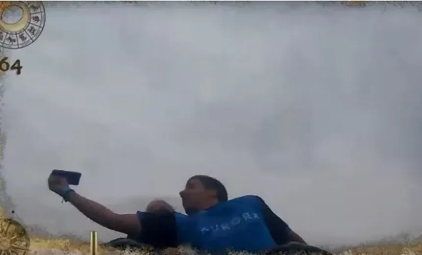 Vídeo mostra momento em que homem pega celular de desconhecido no ar em montanha-russa; confira