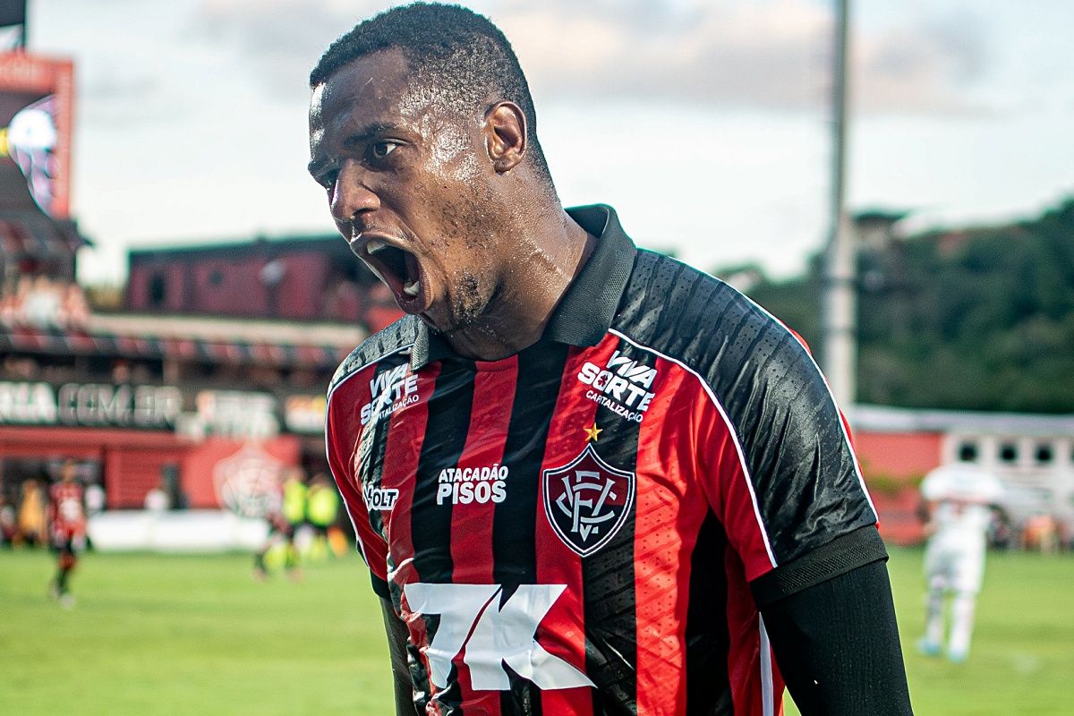 O Vit&oacute;ria renovou o contrato com o volante Dudu, de 26 anos, at&eacute; o final de 2027, al&eacute;m de conceder um reajuste salarial ao atleta. Foto: Victor Ferreira/EC Vit&oacute;ria