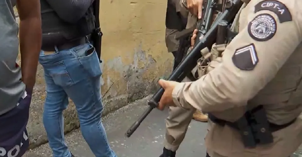 Homem é preso após fazer família refém dentro de casa no bairro de Santa Cruz