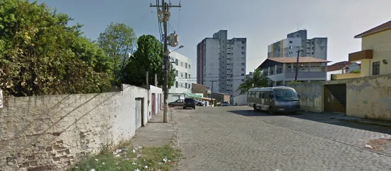 SINISTRO: Corpo de homem é arremessado de táxi e deixado na porta de garagem em Salvador