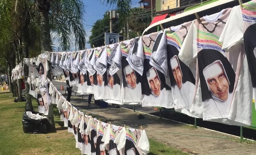 Festa da Canonização: camelôs comercializam artigos religiosos e alimentos no entorno da Fonte Nova