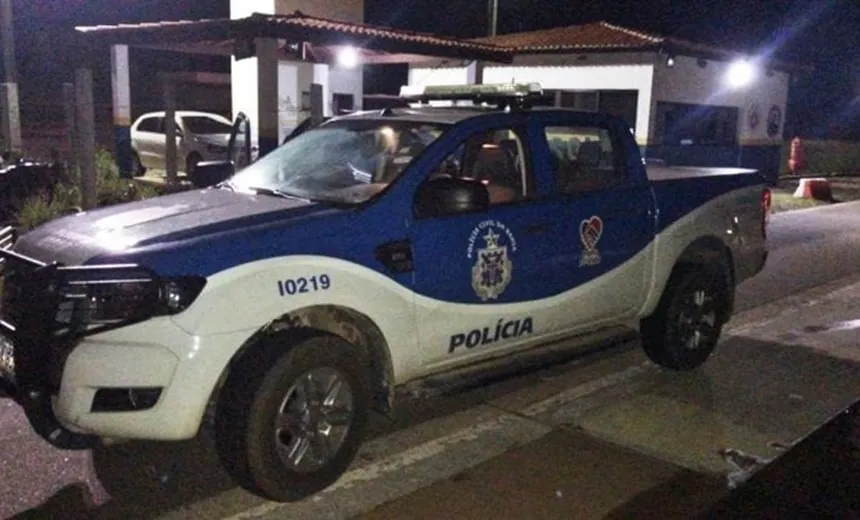 Homem foge de delegacia, incendeia motos e viaja para Salvador com viatura furtada