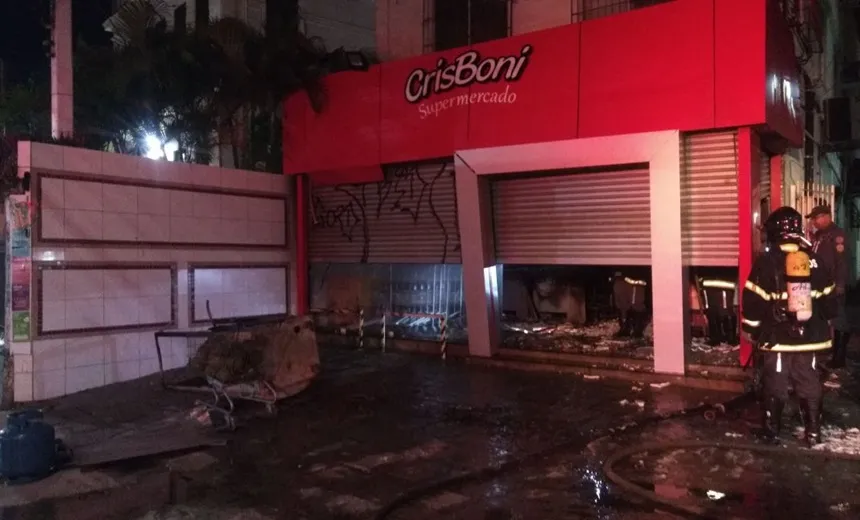 ‘EM CHAMAS’: Incêndio destrói mercado no bairro do Garcia; Ninguém ficou ferido