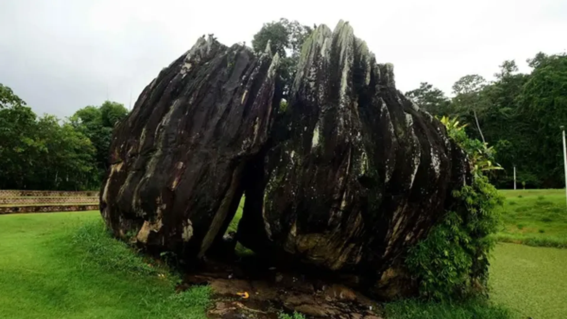 Pedra de Xangô, em Cajazeiras, é sítio natural sagrado da cultura afro-brasileira | Foto: Jefferson Peixoto
