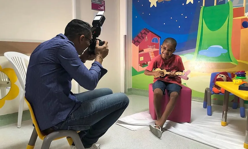 Pacientes da ala pediátrica do Hospital Roberto Santos são fotografados para exposição na Semana da Criança