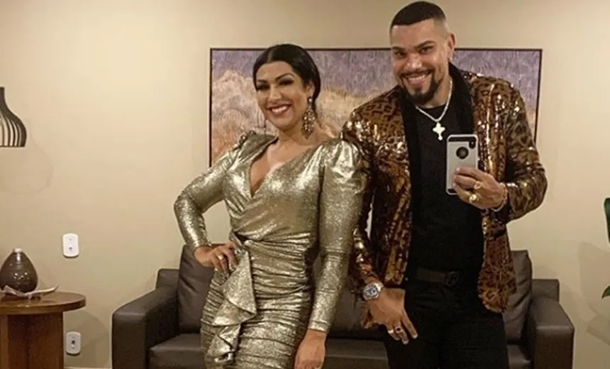  Naldo tira a calcinha de Mulher Moranguinho com a boca em teaser de novo clipe; confira