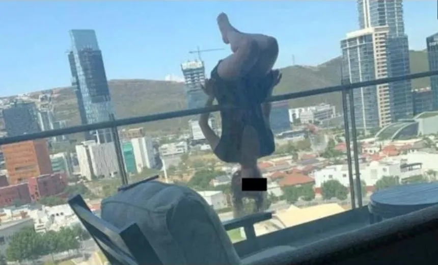  Jovem pratica ioga na varanda, cai de altura de 25 metros e sobrevive
