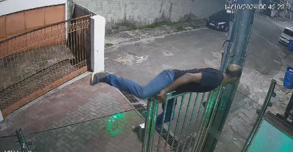 Usuário de drogas é preso após tentar invadir prédios no Canela; assista
