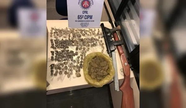 Submetralhadora e espingarda são achadas em casa abandonada em Feira de Santana; suspeitos fugiram