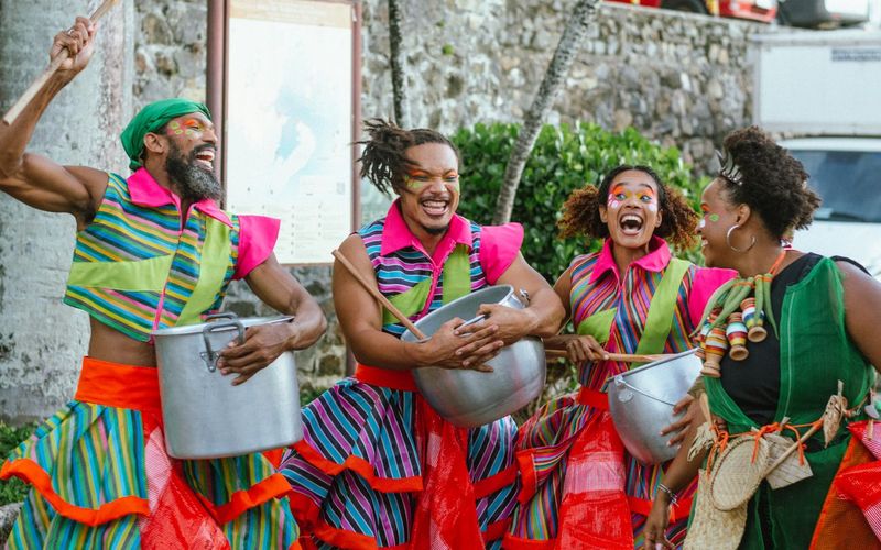 A cultura afro-brasileira ocupa o palco infantil em uma hist&oacute;ria que apresenta refer&ecirc;ncias ao Candombl&eacute;, &agrave;s festas populares e &agrave; tradi&ccedil;&atilde;o do caruru/Foto: Isabela Bugmann