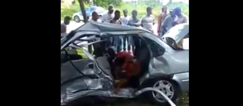 ACIDENTE: Colisão entre dois carros deixa quatro mortos e cinco feridos na BA 001; Veja vídeo