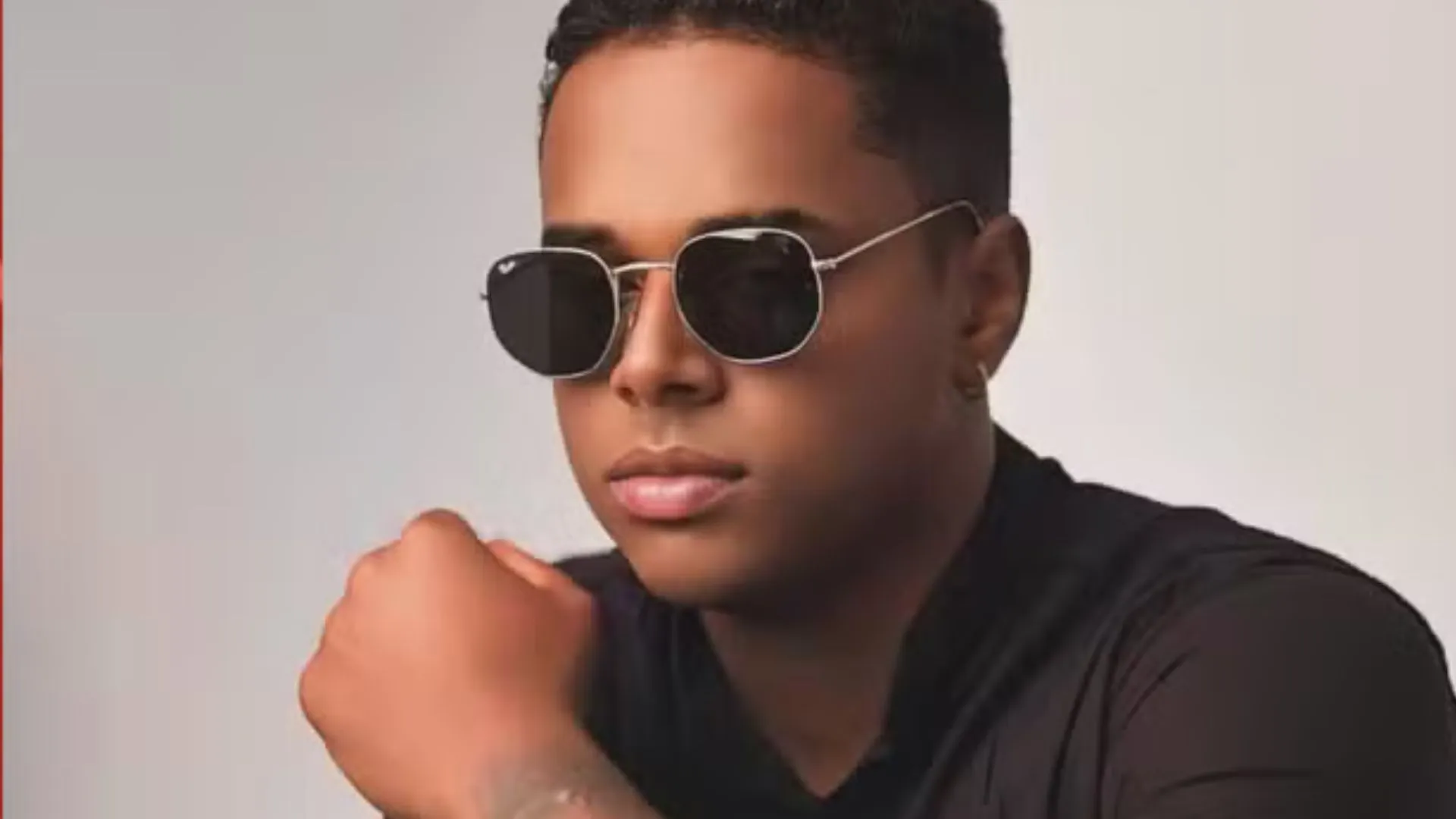 Cantor de arrocha é solto após acusação de agressão contra esposa na Bahia