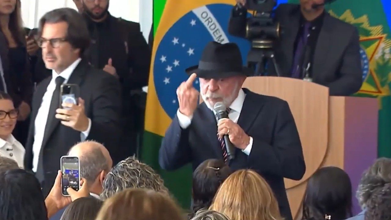 Lula Mostra O Dedo Do Meio Durante Evento Do Governo
