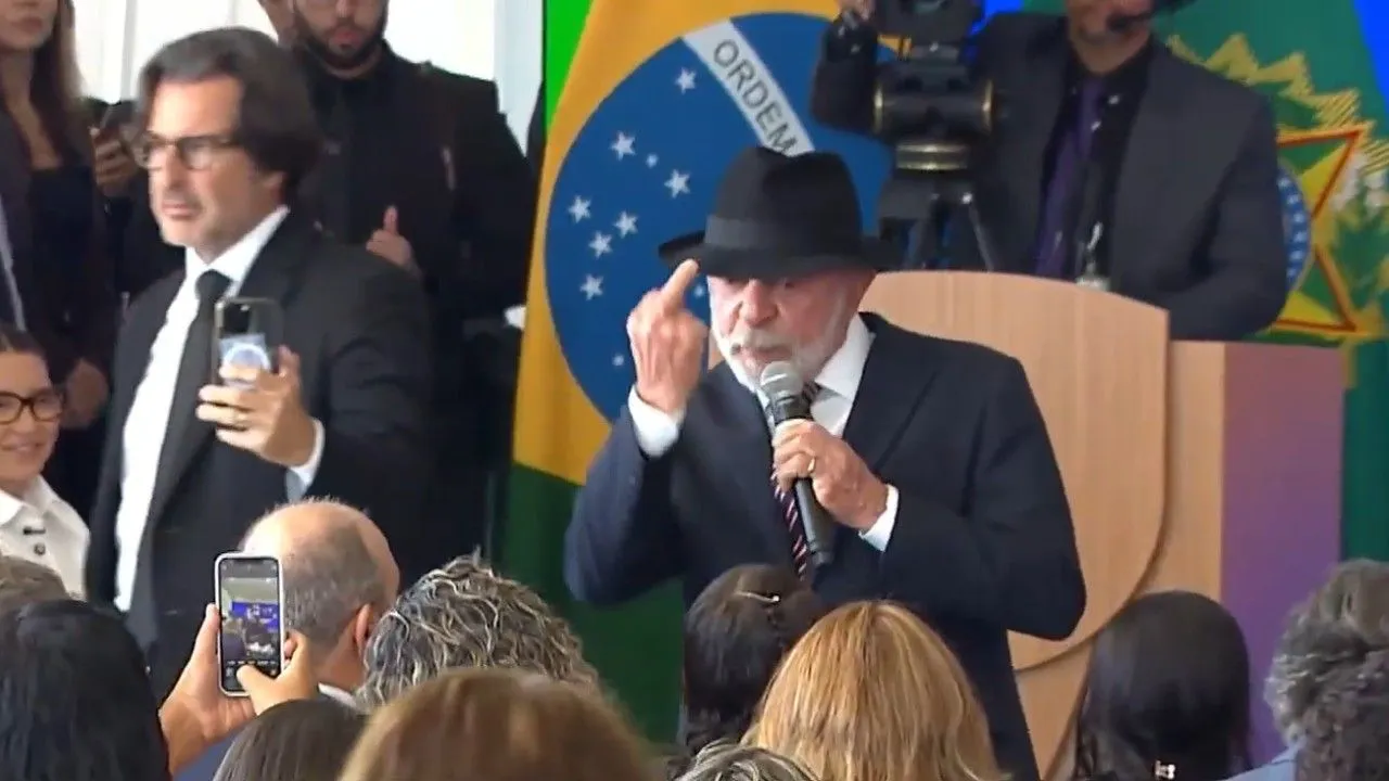 Lula mostra o dedo do meio durante evento do governo