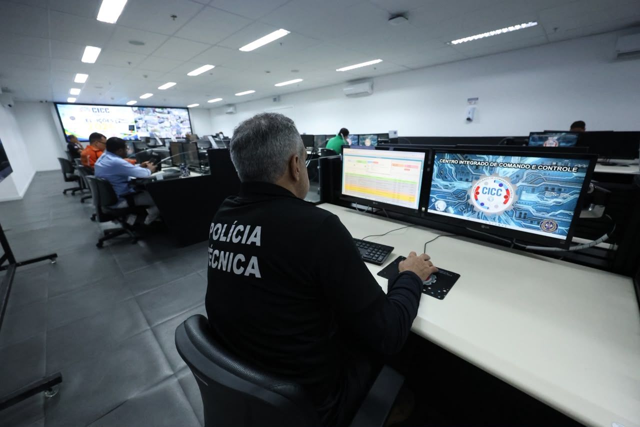 Forças de segurança escoltam urnas eletrônicas para o 2º turno na Bahia. Foto: Rafael Rodrigues