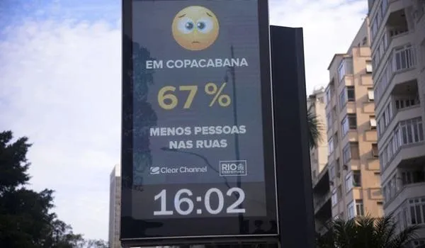 Relógios de rua passam a informar nível de isolamento no Rio de Janeiro