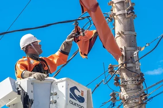 Eletricista De Rede El&eacute;trica Trabalhando Em Um Poste Ou Fia&ccedil;&atilde;o Urbana