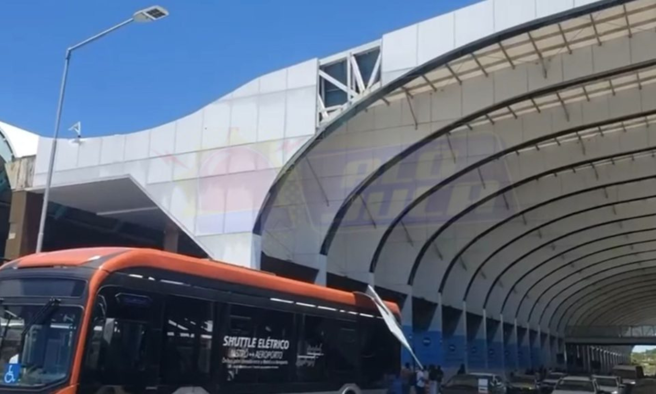 Parte do teto do Aeroporto de Salvador desaba.Foto: Reprodução | Alô Juca