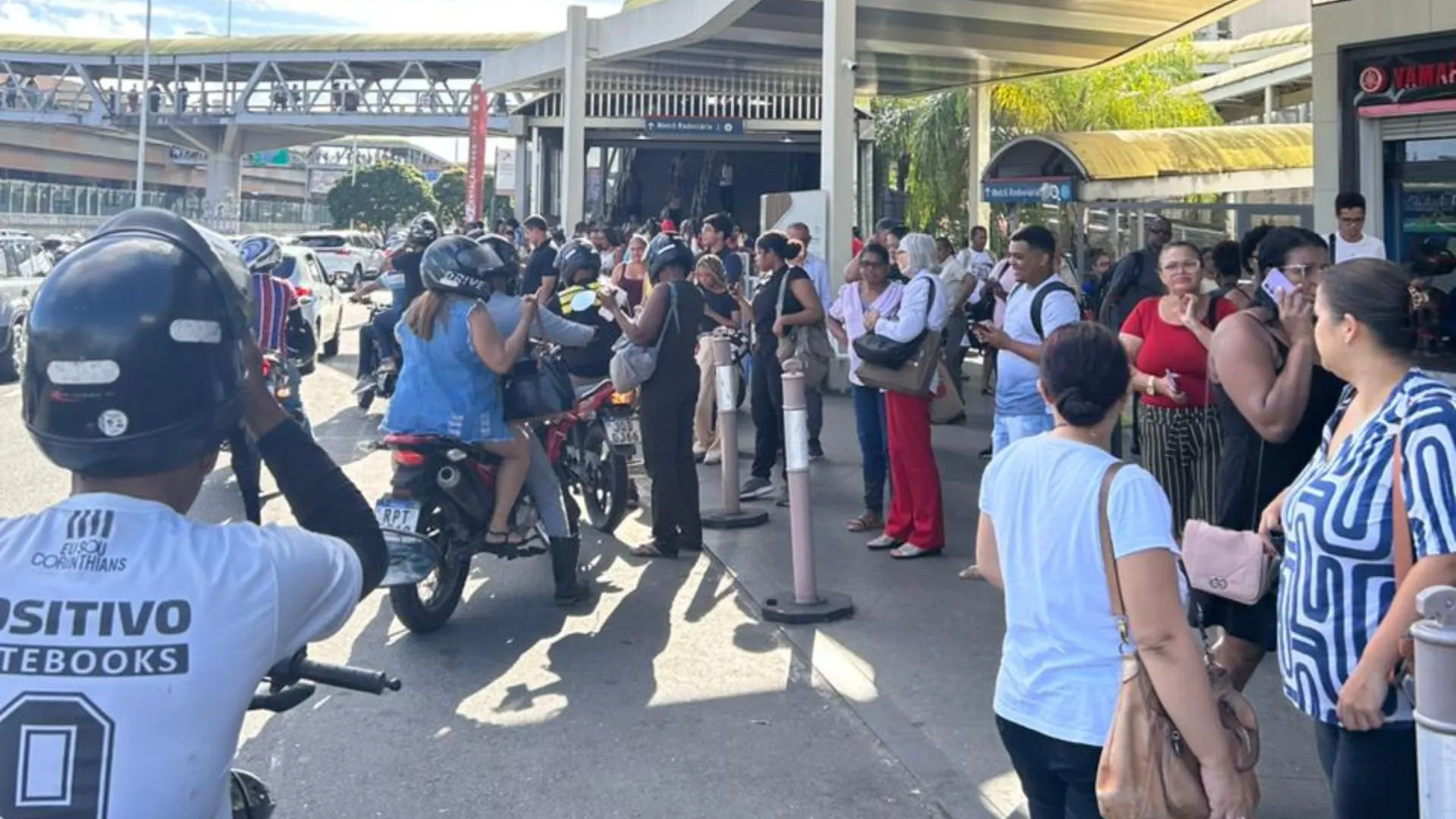 Estações de BRT e metrô ficam lotadas durante greve dos rodoviários de Salvador