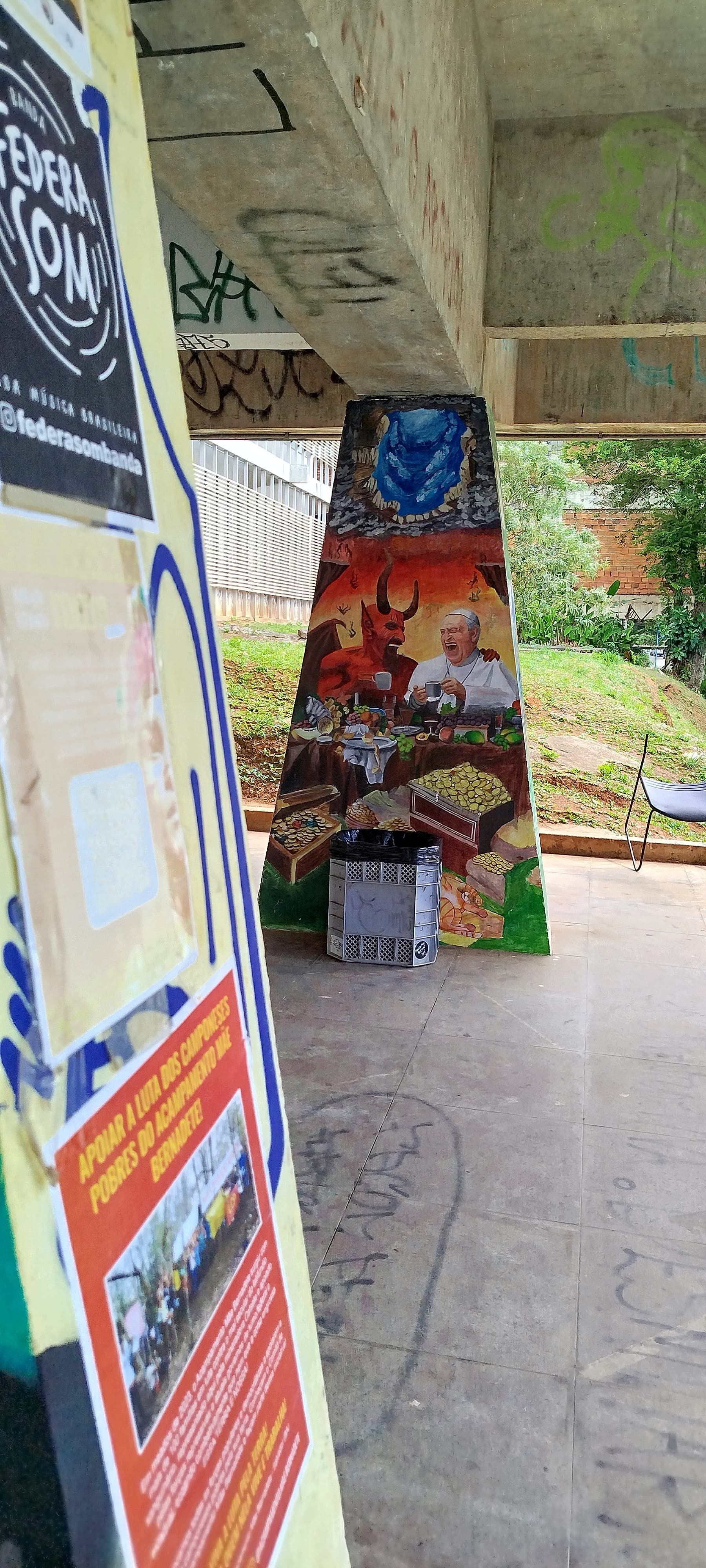 Satanás confraternizando e bebendo um cafezinho na companhia do Papa Francisco