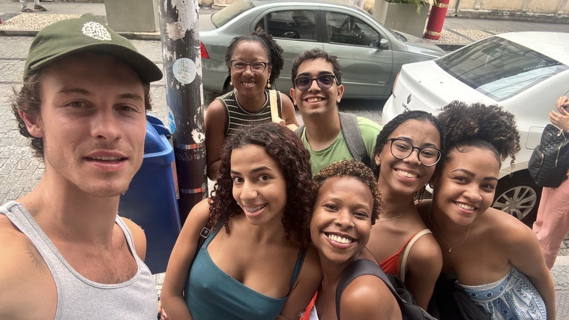 Shawn posou com fãs durante passeio em Salvador | Foto: redes sociais