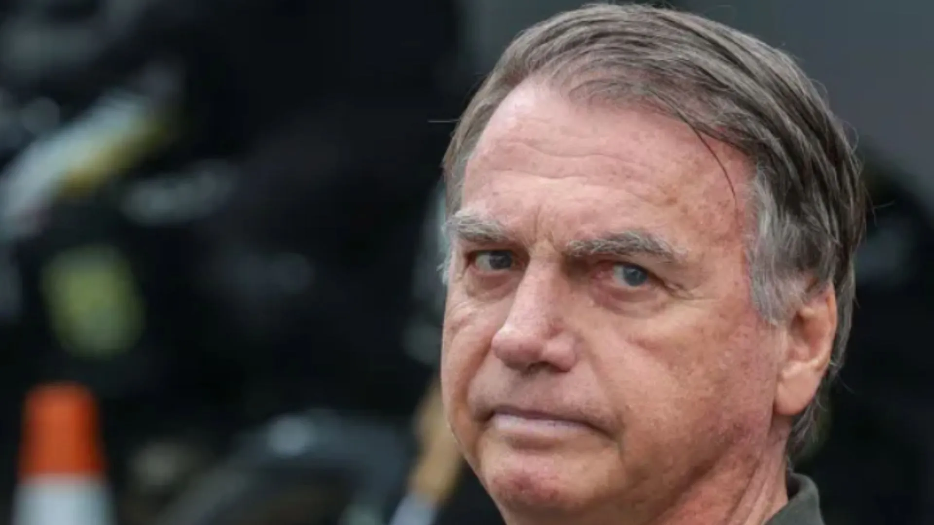 Bolsonaro recebe alta de hospital e segue para prisão domiciliar