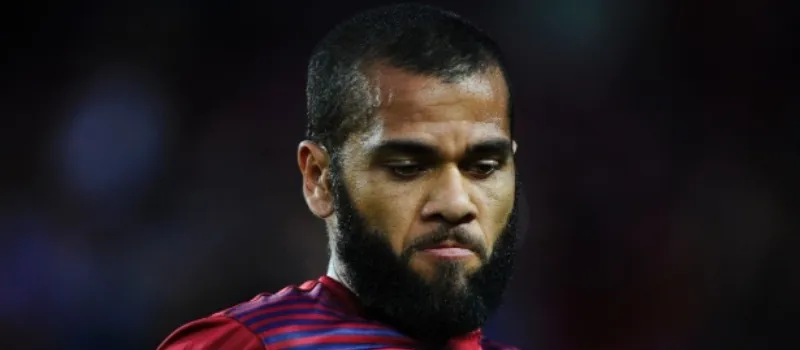 “TOUREIRO”: Trabalhado em metal, terno de Daniel Alves chama atenção em premiação da Fifa; Veja