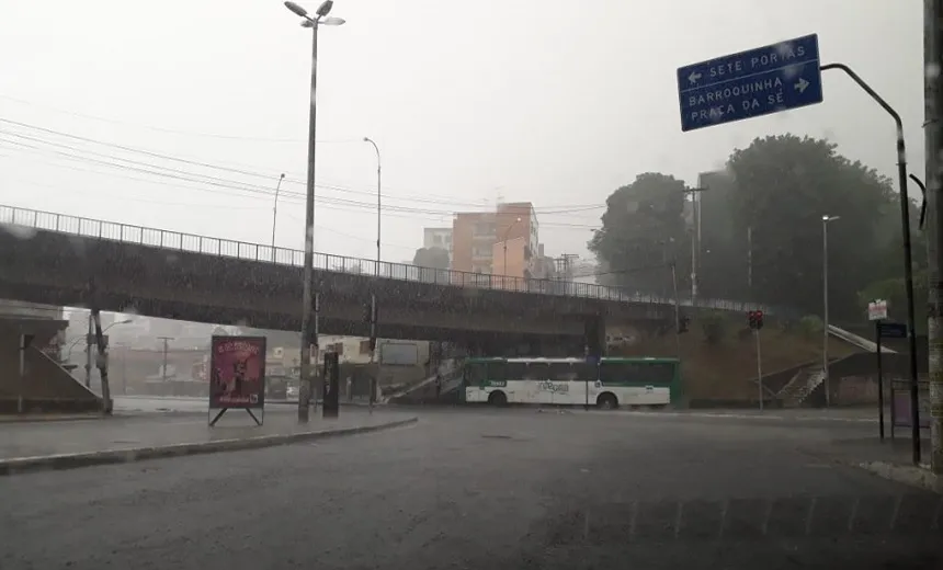 Chuva intensa deixa várias vias de Salvador alagadas na manhã desta quinta-feira