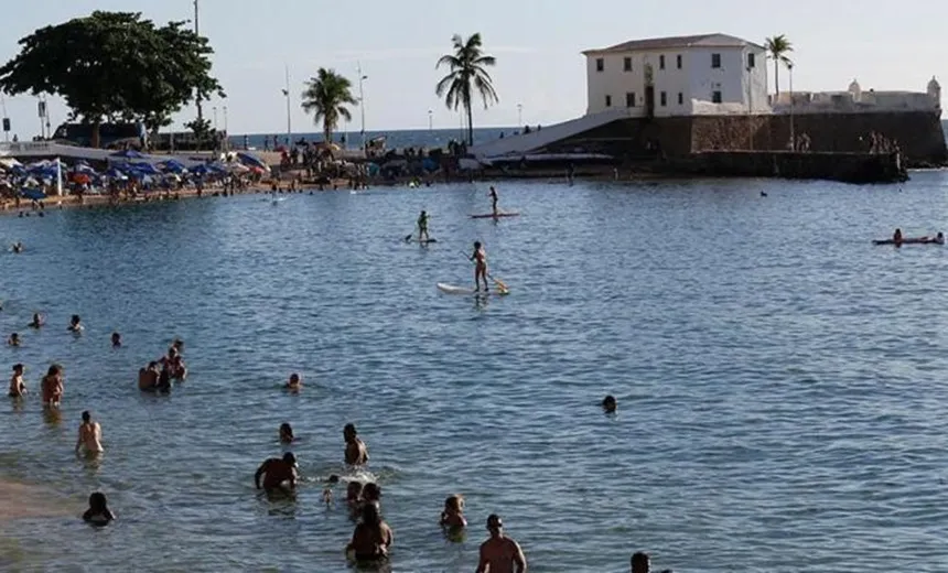 Corpo de homem com perfurações de tiros é encontrado boiando em praia da Barra