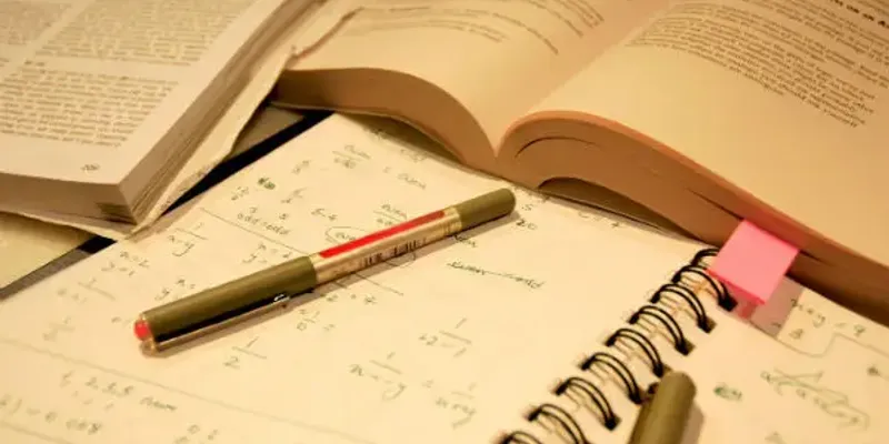 Para se preparar para um concurso, crie um cronograma de estudos realista, estabeleça metas diárias e semanais, e estude com materiais atualizados/Foto: Reprodução 