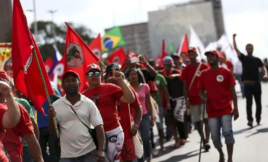 MST faz ato em frente ao TSE em defesa da candidatura de Lula