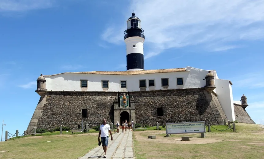 Homem é preso após ferir outro em briga na praia do Porto da Barra