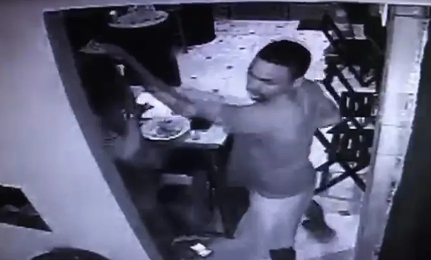 Assista: hamburgueria é assaltada no bairro Fazenda Grande, em Salvador