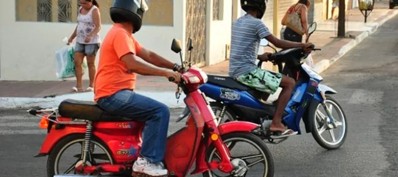 Por falta de vagas para “Cinquentinhas”, condutores fazem protesto em frente ao Detran
