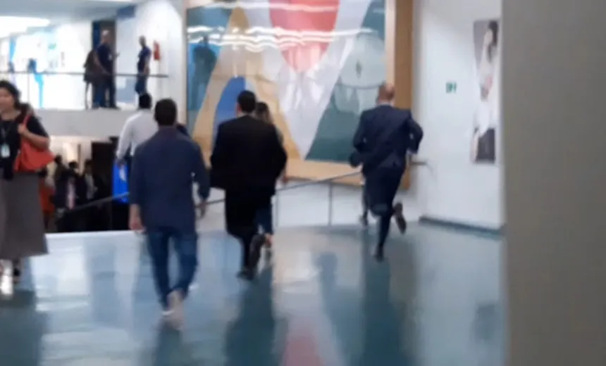 VEJA VÍDEO: Eduardo Bolsonaro sai correndo para fugir de jornalistas no Congresso