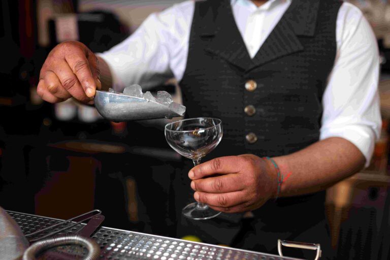 Em 2023, o Com&eacute;rcio empregava 67.814 homens (55,9%) e 53.409 mulheres (44,1%). Foto: Freepik