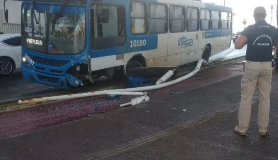 Motorista de ônibus perde o controle, colide em poste e por pouco veículo não cai em ribanceira na Barra